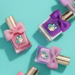 Snails nuplaunami nagų lakai